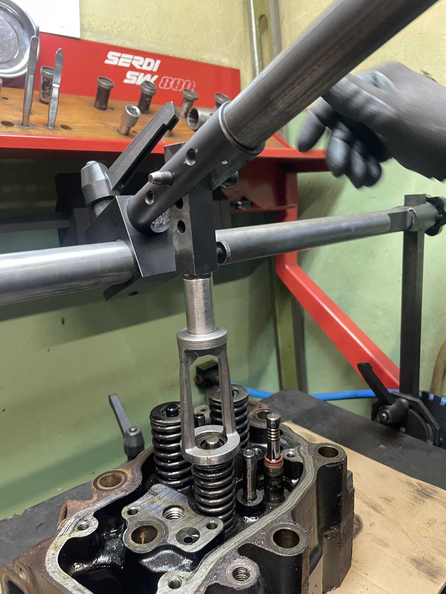 Rozbieranie głowicy i wyciąganie zamków zaworowych